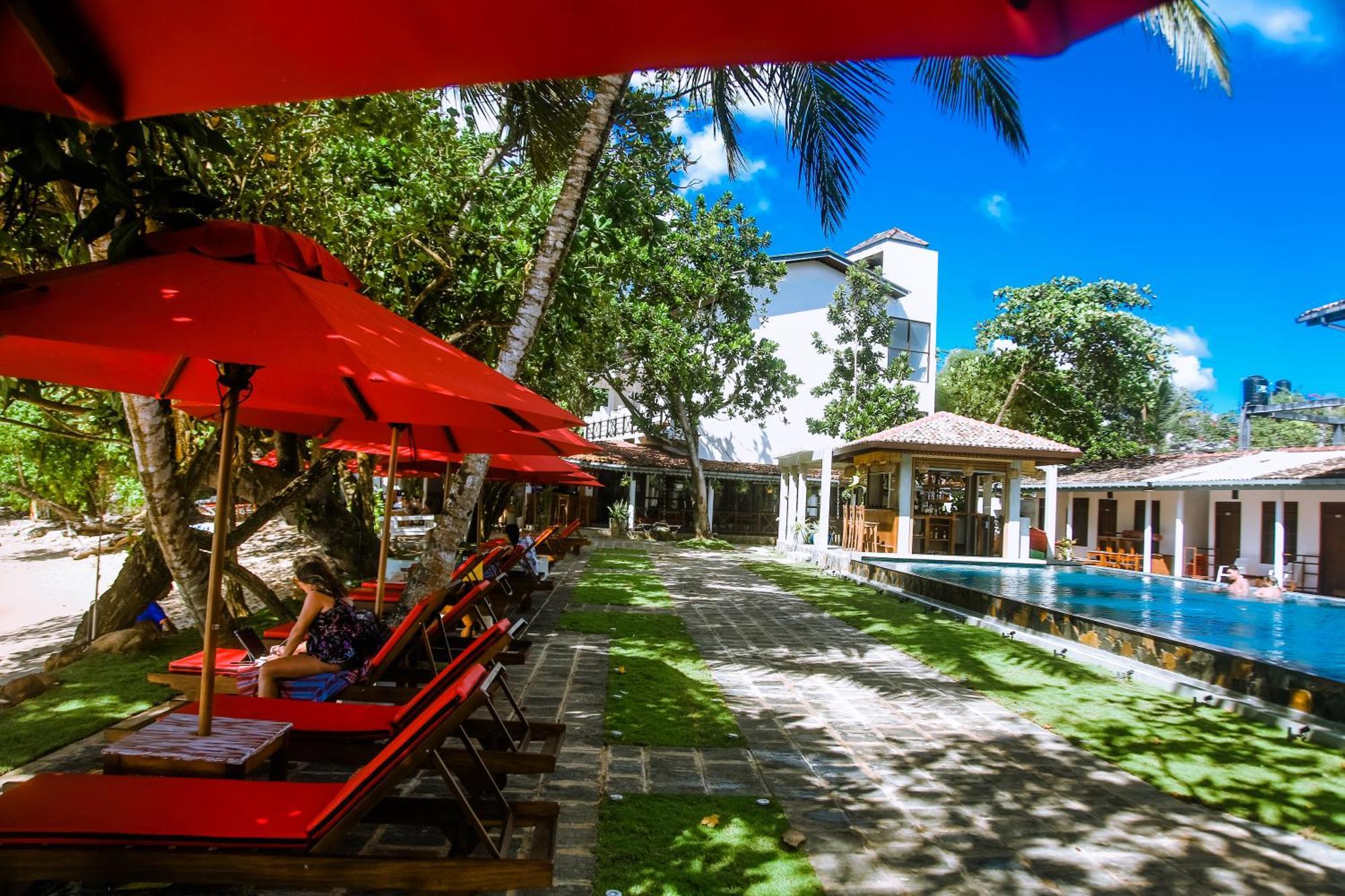 Surf Sea Breeze Hotel Мириса Екстериор снимка