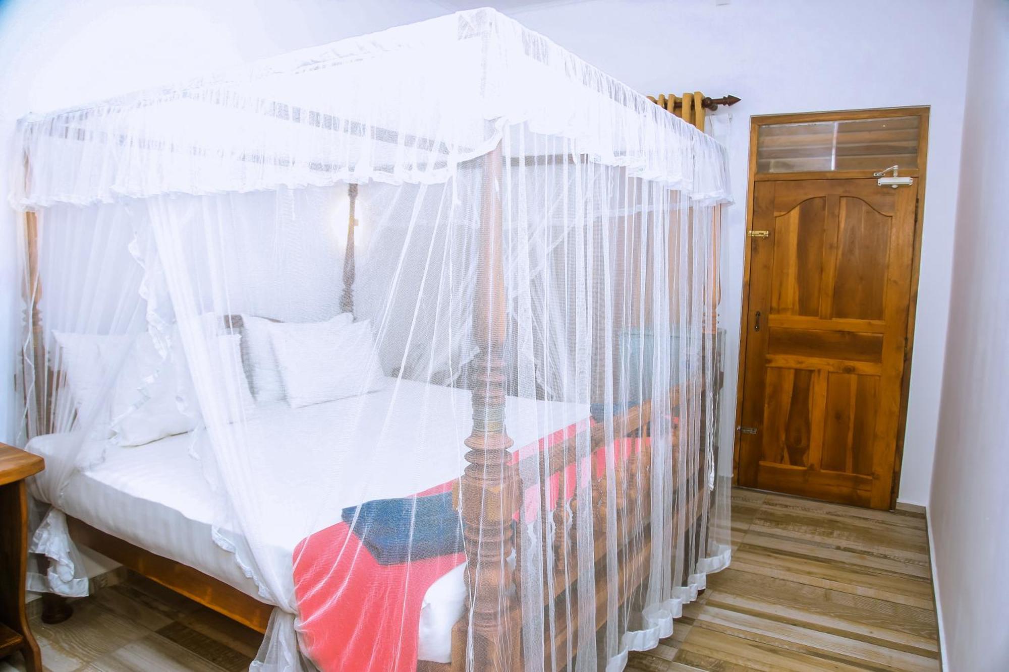 Surf Sea Breeze Hotel Мириса Екстериор снимка