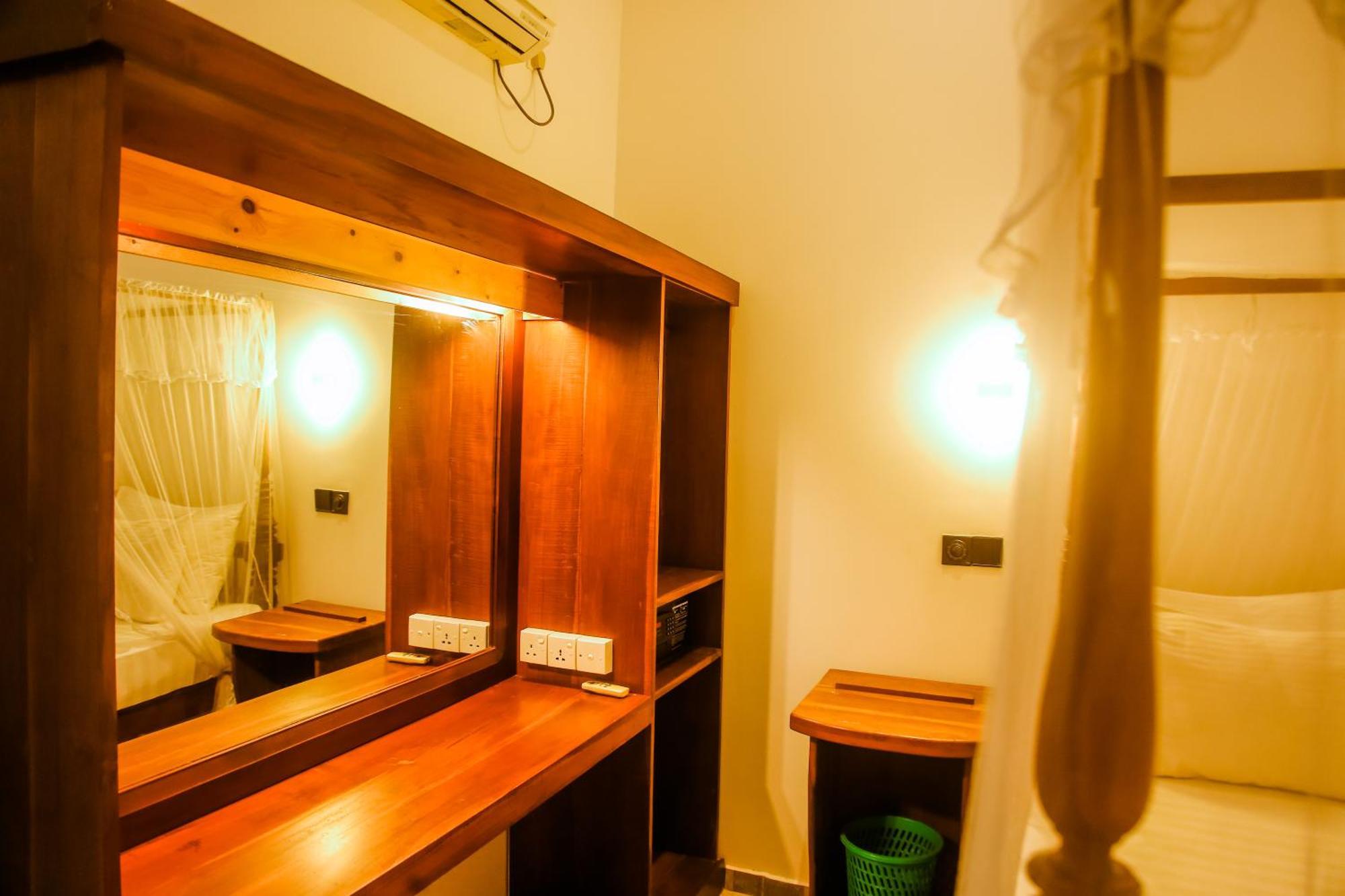 Surf Sea Breeze Hotel Мириса Екстериор снимка
