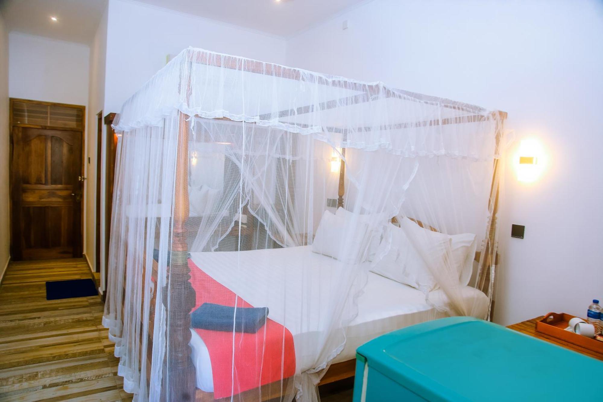 Surf Sea Breeze Hotel Мириса Екстериор снимка